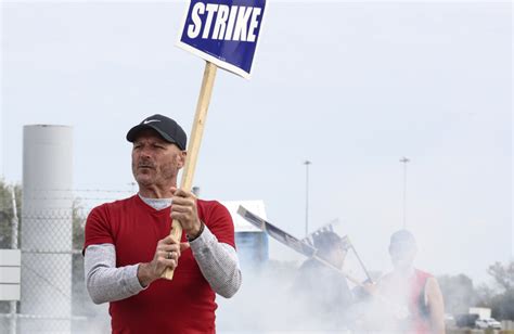 Ticker: US auto workers’ union boss says strikes will continue; Spirit Airlines cancels dozens of flights